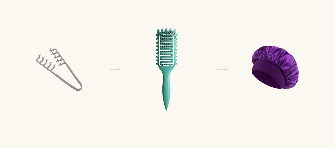 Mains passant une brosse ajourée vert sauge dans une longue mèche de cheveux bouclés humides, au-dessus d'un lavabo, lumière de salle de bains